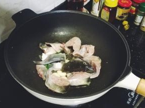 放入魽鱼块略煎一下下