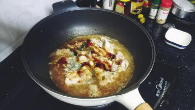 倒入刚没过魽鱼的水量，加入酱油、蚝油、料酒