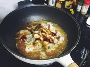 倒入刚没过魽鱼的水量，加入酱油、蚝油、料酒