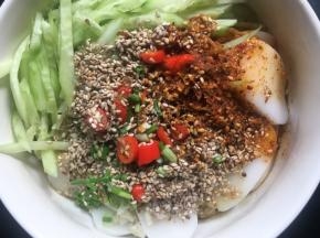 筷子搅拌均匀即可食用；
