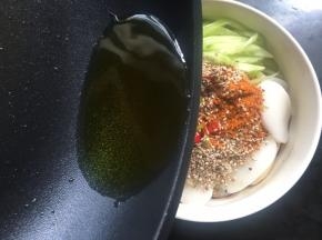 晃动煎锅，使油稍微降温后淋入碗中；
