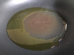 锅中倒入2勺油，油烧至冒烟熄火；