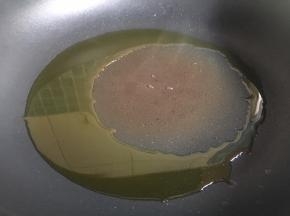 锅中倒入2勺油，油烧至冒烟熄火；