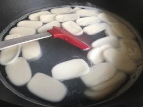 煮至年糕浮起后倒入少许清水继续煮沸即可；