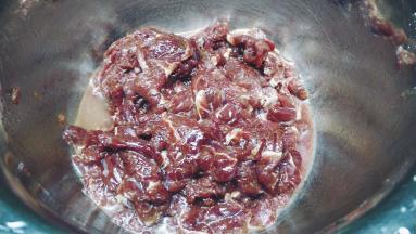 牛肉切今用生粉、蚝油、豉油、糖、油、料酒腌30分钟
