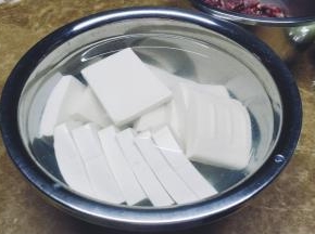 豆腐先切片用盐水浸泡一会
