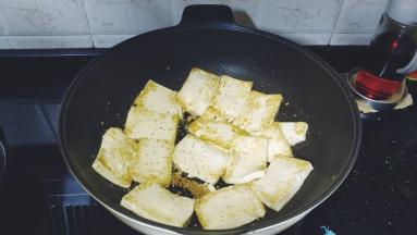 锅里热油放入少许蒜盐将豆腐煎至两边微黄，盛出备用
