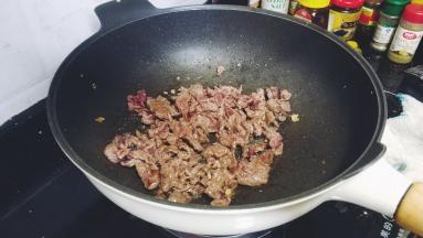 锅里热油倒入牛肉大火炒制一下（锁住肉汁）