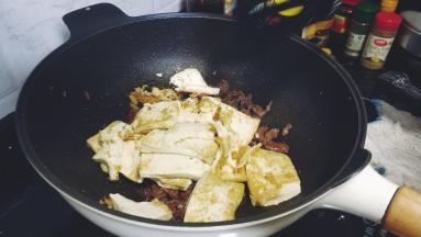 倒入煎好的豆腐略拌均匀