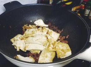 倒入煎好的豆腐略拌均匀