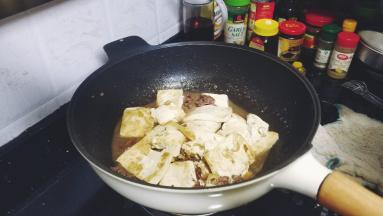 大火烧1分钟（可加芹菜或自己喜欢的配菜一起煮）