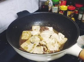 大火烧1分钟（可加芹菜或自己喜欢的配菜一起煮）