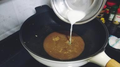锅里留汁用水淀粉勾芡倒入牛肉里