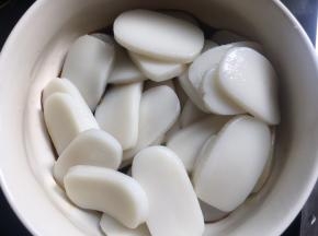 倒入沥干的年糕片；