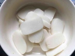 年糕泡软洗净后切薄片；