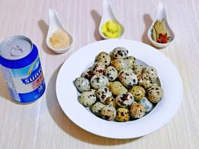 准备食材，将鹌鹑蛋冷水冲洗干净，姜去皮切片，大蒜去皮切碎。