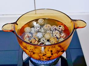 将洗干净的鹌鹑蛋冷水入锅，大火烧开，转中火煮6分钟，关火焖2分钟。