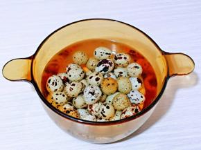 煮鹌鹑蛋的热水倒掉，冷水反复冲，冷水再泡5分钟。