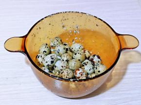 铛铛铛～鹌鹑蛋的皮全部裂开啦！