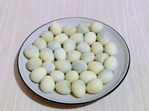 去皮的鹌鹑蛋冲洗干净。