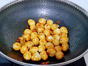 小火翻炒2分钟。