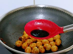 加入生抽，老抽。