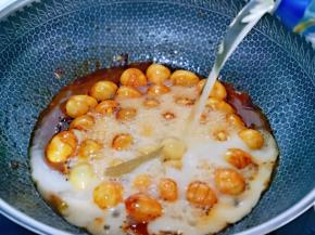 倒入一听啤酒。