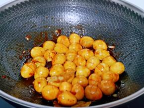 直到汤汁浓稠，不要将汤汁收干，留一点汤汁更入味。