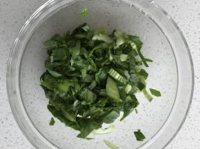 1.把小油菜切碎