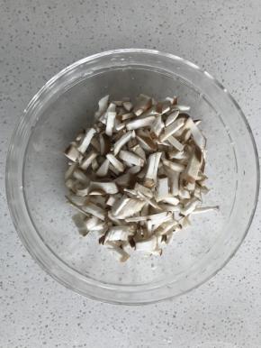 2.把香菇切碎