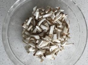 2.把香菇切碎