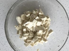 3.豆腐切成小块
