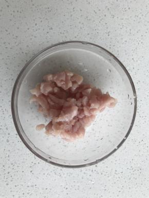 4.里脊肉切成小丁