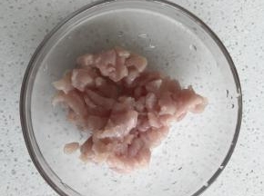 4.里脊肉切成小丁