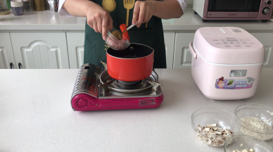 6.奶锅中加入水烧开，放入肉丁煮1分钟去血水