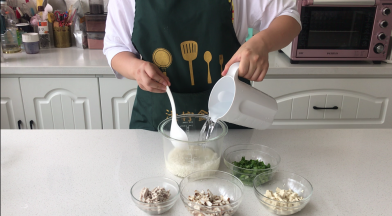 7.把除了油菜和豆腐以外的其他材料，全部放进玻璃内胆中，透明玻璃内胆，简单美观又实用。