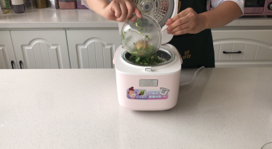 9.时间快到的时候，加入油菜和豆腐和盐用汤勺搅匀，继续煮5分钟即可，采用一级抗菌汤勺，材质好不用担心发霉和长毛。