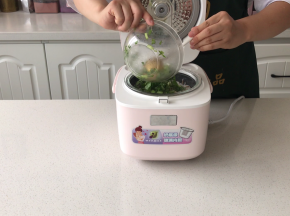 9.时间快到的时候，加入油菜和豆腐和盐用汤勺搅匀，继续煮5分钟即可，采用一级抗菌汤勺，材质好不用担心发霉和长毛。