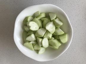 2.	丝瓜去皮切成菱形块
