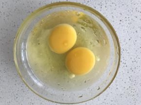 4.	鸡蛋打散放入碗中