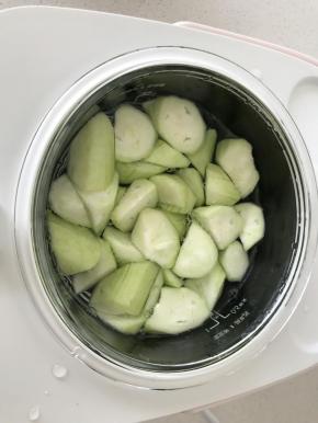 5.	倒入700毫升水，放入丝瓜，如果想制作过程快一点，可以直接加开水。
6.	美的bb亲子煲玻璃内胆，美观实用，凹边边缘防烫手设计，内胆刻有尺度，制作称量更方便。