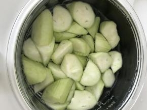 5.	倒入700毫升水，放入丝瓜，如果想制作过程快一点，可以直接加开水。
6.	美的bb亲子煲玻璃内胆，美观实用，凹边边缘防烫手设计，内胆刻有尺度，制作称量更方便。