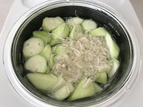 7.	再放入切碎的金针菇