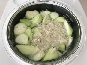 7.	再放入切碎的金针菇