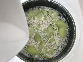 8.	加入盐搅匀