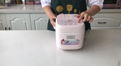 9.	选择营养炖模式，点击开始。美的bb亲子煲可蒸、可炖、可煲、还能制作酸奶，功能齐全多样化。