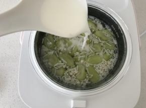10.	玉米淀粉加入少量的水混合搅匀，丝瓜煮软烂后加入玉米淀粉水搅匀，一级抗菌汤勺，放置久了也不会滋生发霉。