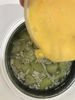 11.	鸡蛋打散倒入锅中，用勺子搅匀