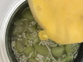11.	鸡蛋打散倒入锅中，用勺子搅匀
