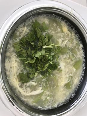 12.	出锅前放入切碎的香菜